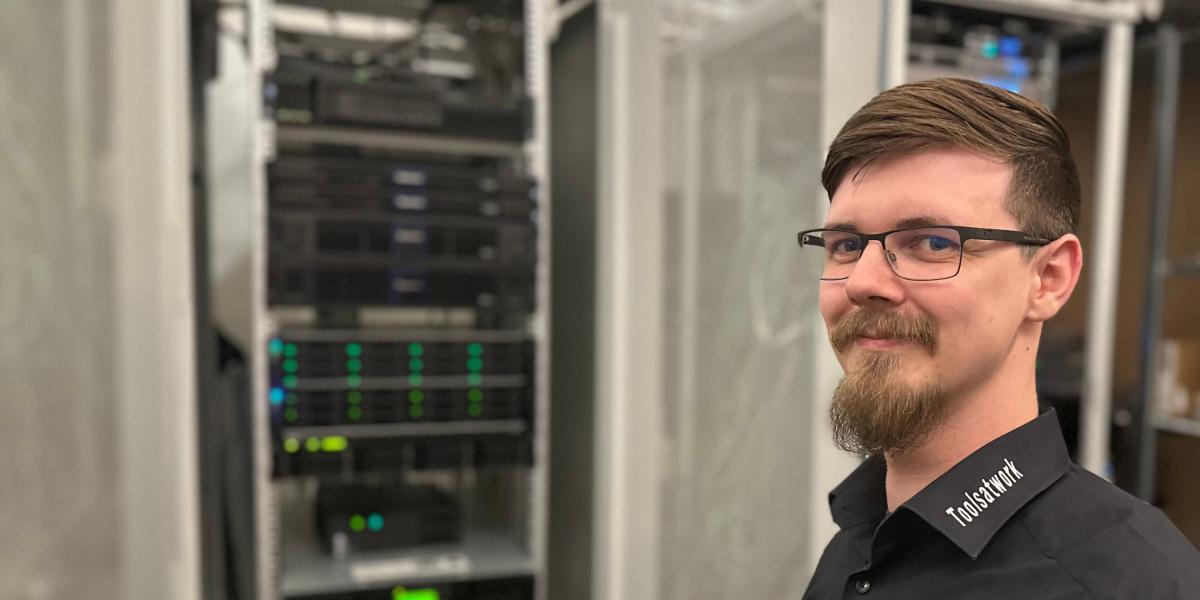 Matthias Horak, Tools at Work Spezialist IT-Dienstleistung, vor einem Serverschrank