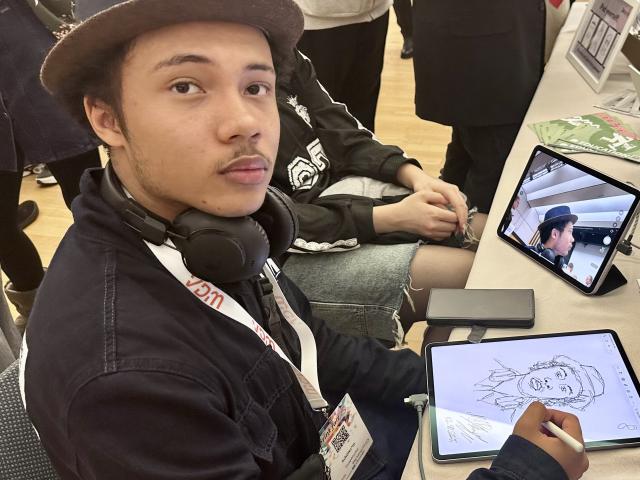Ein Schüler der Graphischen zeichnet sein Portrait auf einem iPad – am Stand von Tools at Work im Rahmen der Print Fair