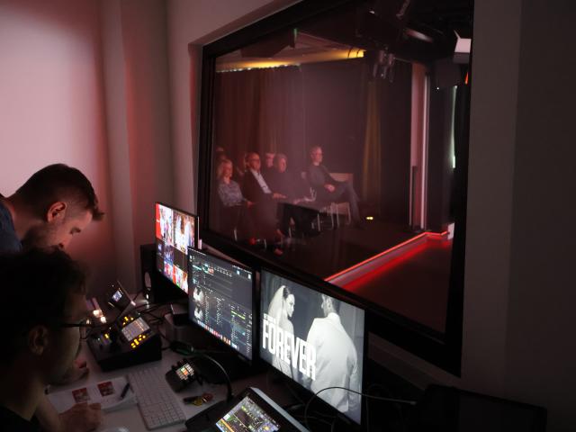 Der Blick vom Regieraum in den Zuschauerraum des Canon TV Studios während einer Live Produktion