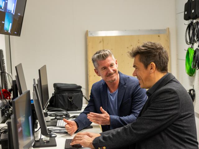 Helmut Hafner und Oliver Deutsch am Regieplatz des Canon TV Studios